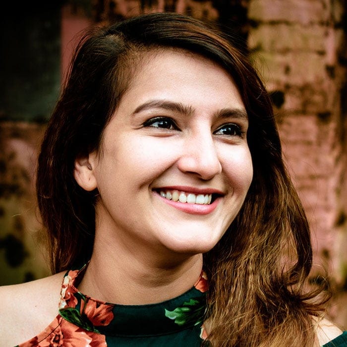 A woman smiling that does not have gum recession