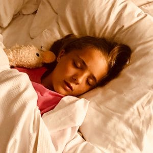 Child sleeping with her mouth open possibly due to sleep apnea
